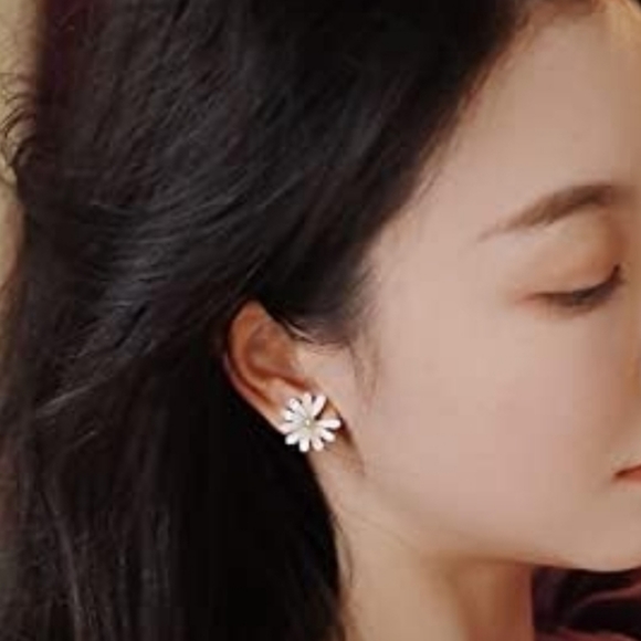 Gold-plated mismatched flower daisy earings with silver post BOGO - Picture 6 of 13